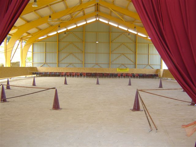 Image de l'annonce Location nue deux grands paddocks avec abris , carrière et manège.